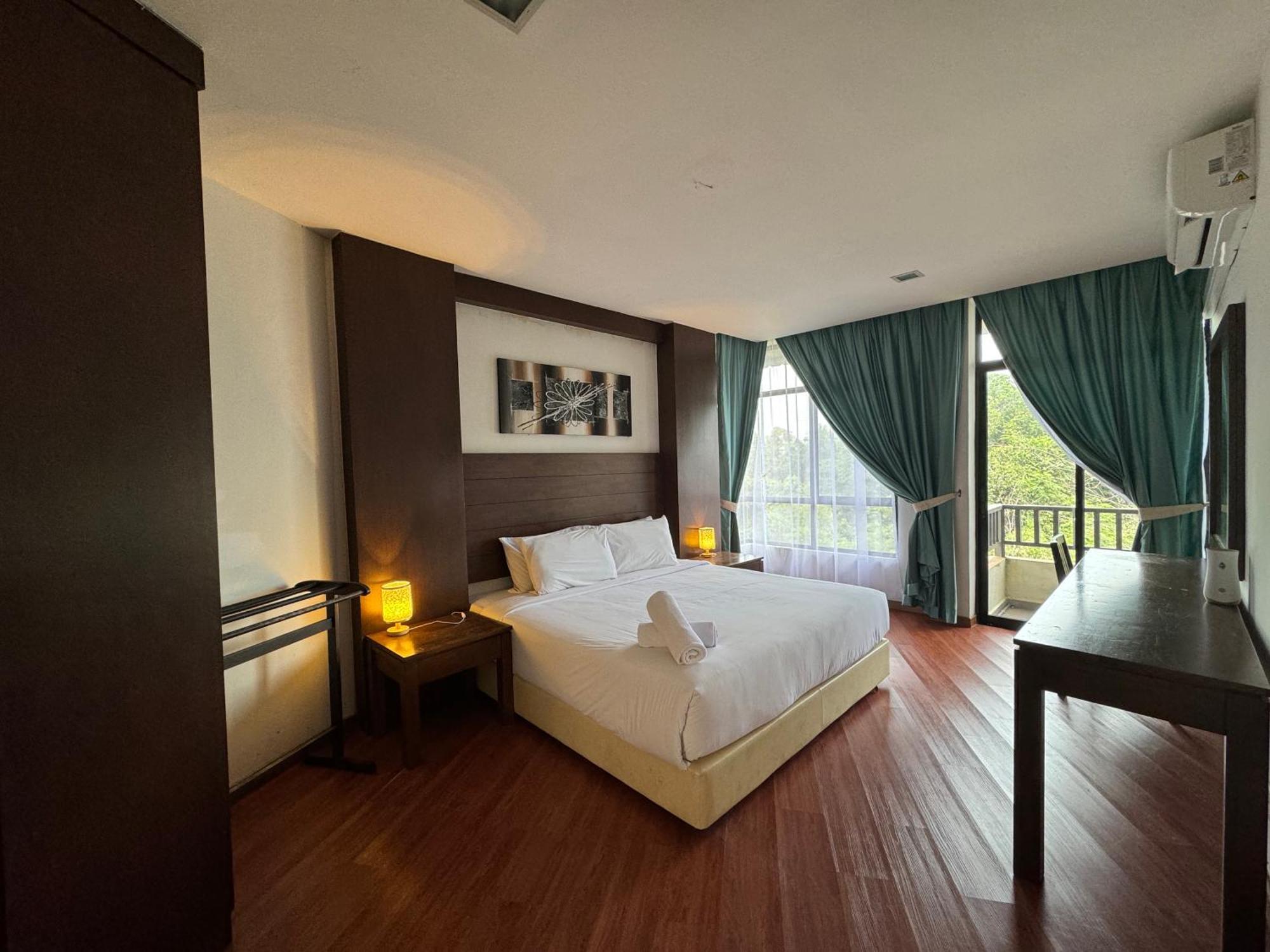 Studio At Samsuria Beach Resort Kampung Sungai Ular Exterior photo