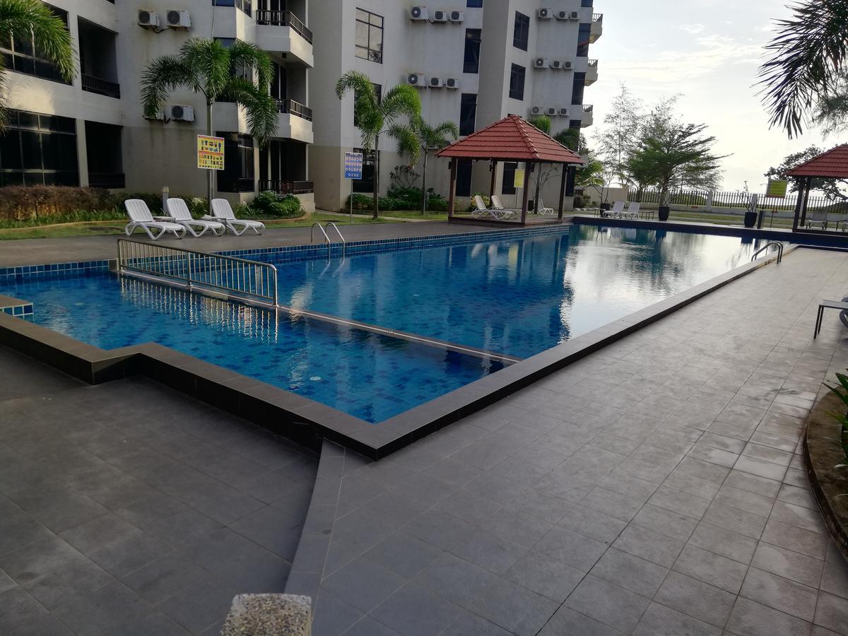 Studio At Samsuria Beach Resort Kampung Sungai Ular Exterior photo