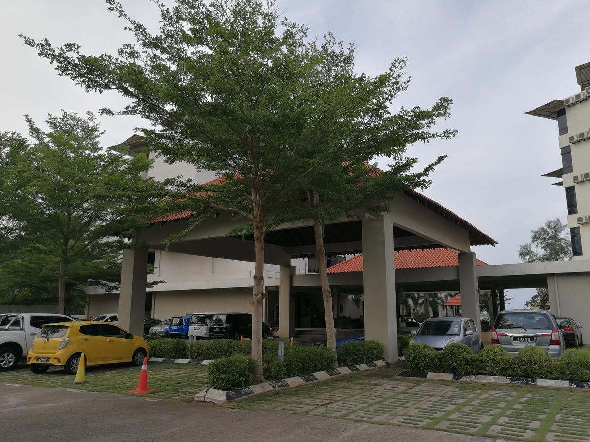 Studio At Samsuria Beach Resort Kampung Sungai Ular Exterior photo